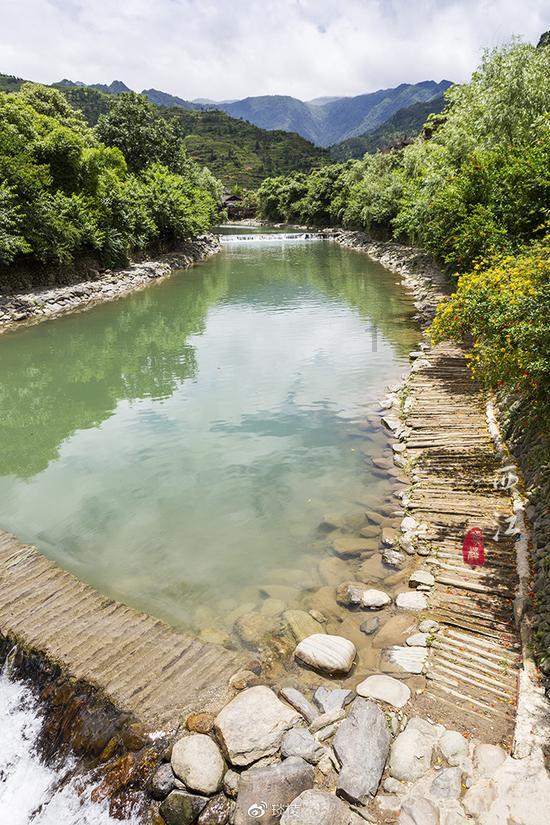 小蓝球向上跳